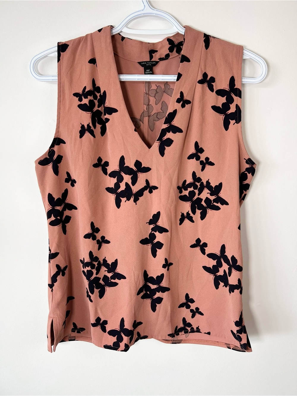 ANN TAYLOR Petite Coral V-Neck Sleeveless Top with Black Floral Print Women’s S